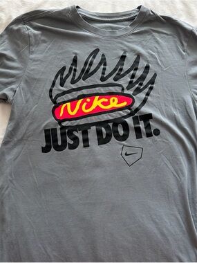 Nike Men’s Gray 'Just Do It' Graphic hot dog Tee